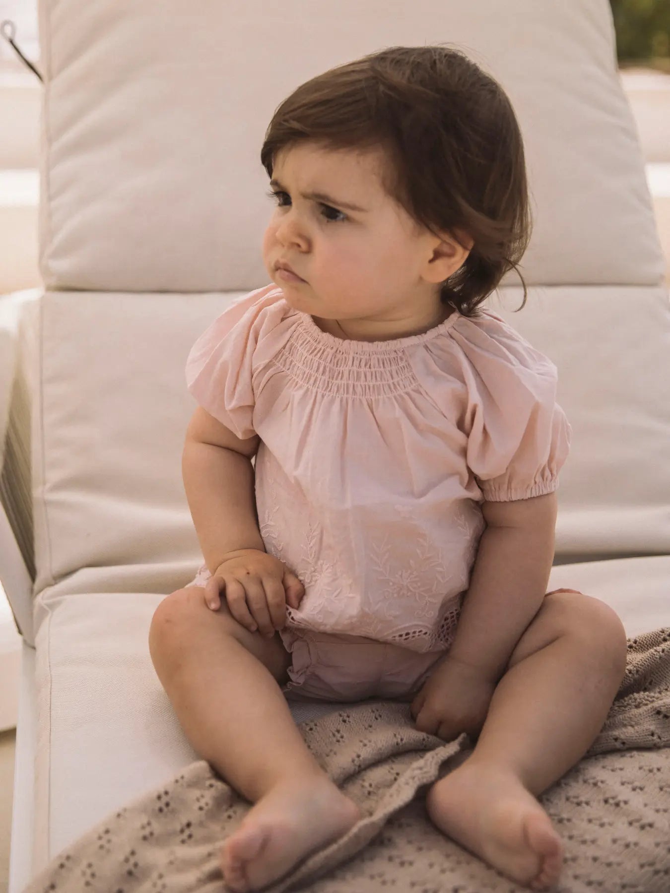 Kind trägt rosa Bluse von Lil’Atelier im Sommerlook, erhältlich bei Bärechind in Winterthur, Zürich, Schweiz