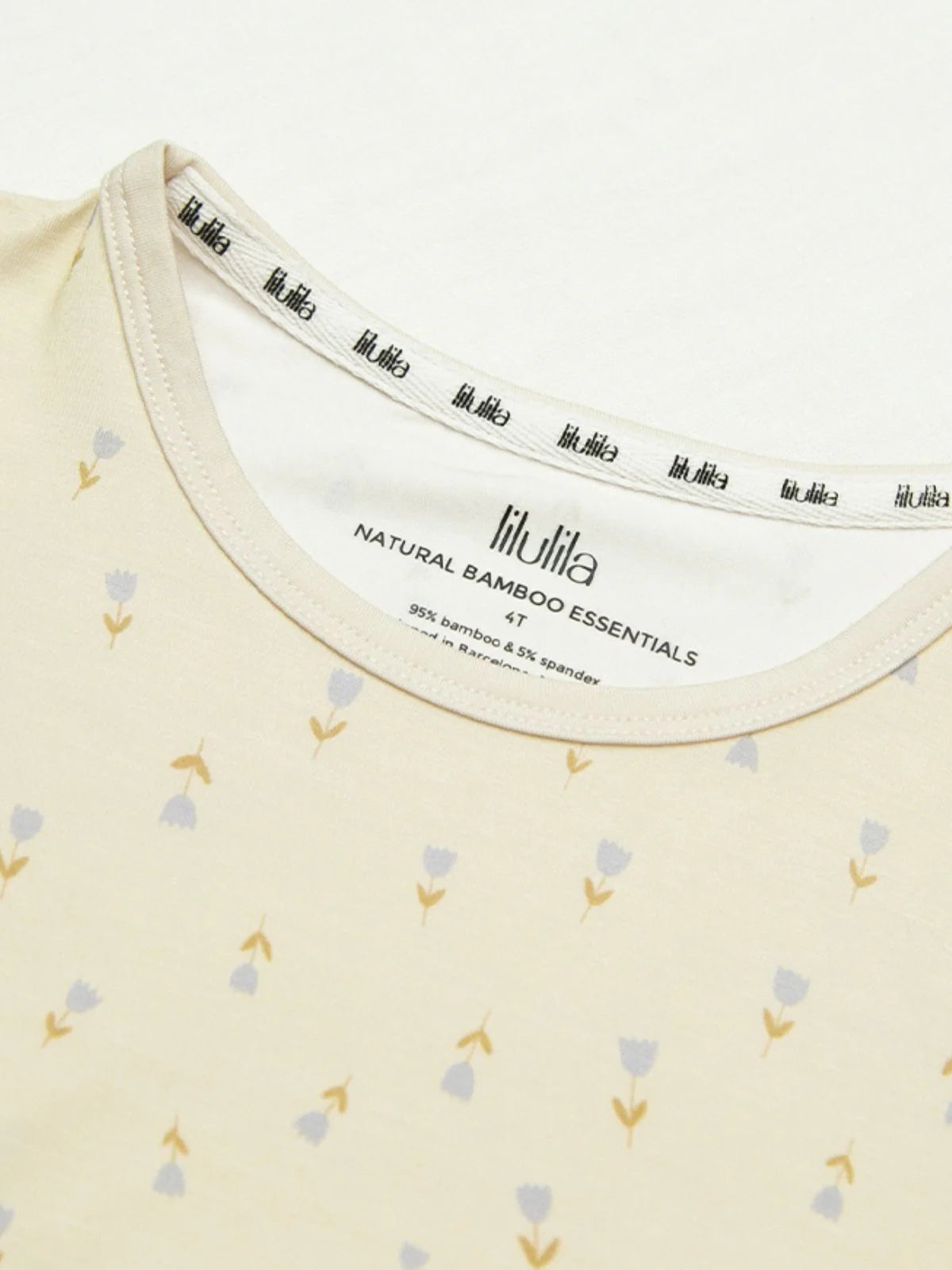 Detailaufnahme des LiluLila Bambus Pyjamas mit Tulpenprint. OEKO-TEX zertifiziert, sanft zur Haut und umweltfreundlich.