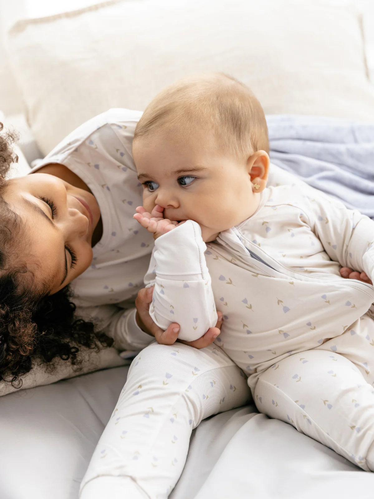 LiluLila Bio-Bambus Pyjama mit zartem Tulpenprint. Hautfreundlich, elastisch und ideal für empfindliche Kinderhaut.