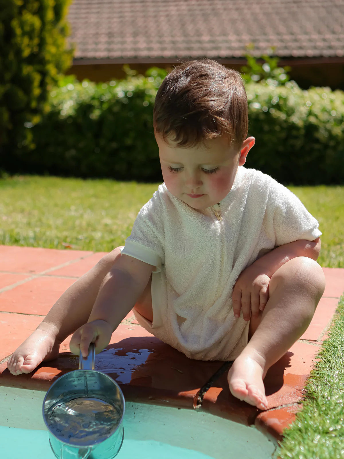 Kind trägt den LiluLila Soft Mint Bambus Badeponcho. Leicht, atmungsaktiv und nachhaltig – ideal für Strand & Pool in Winterthur, Zürich, Schweiz.
