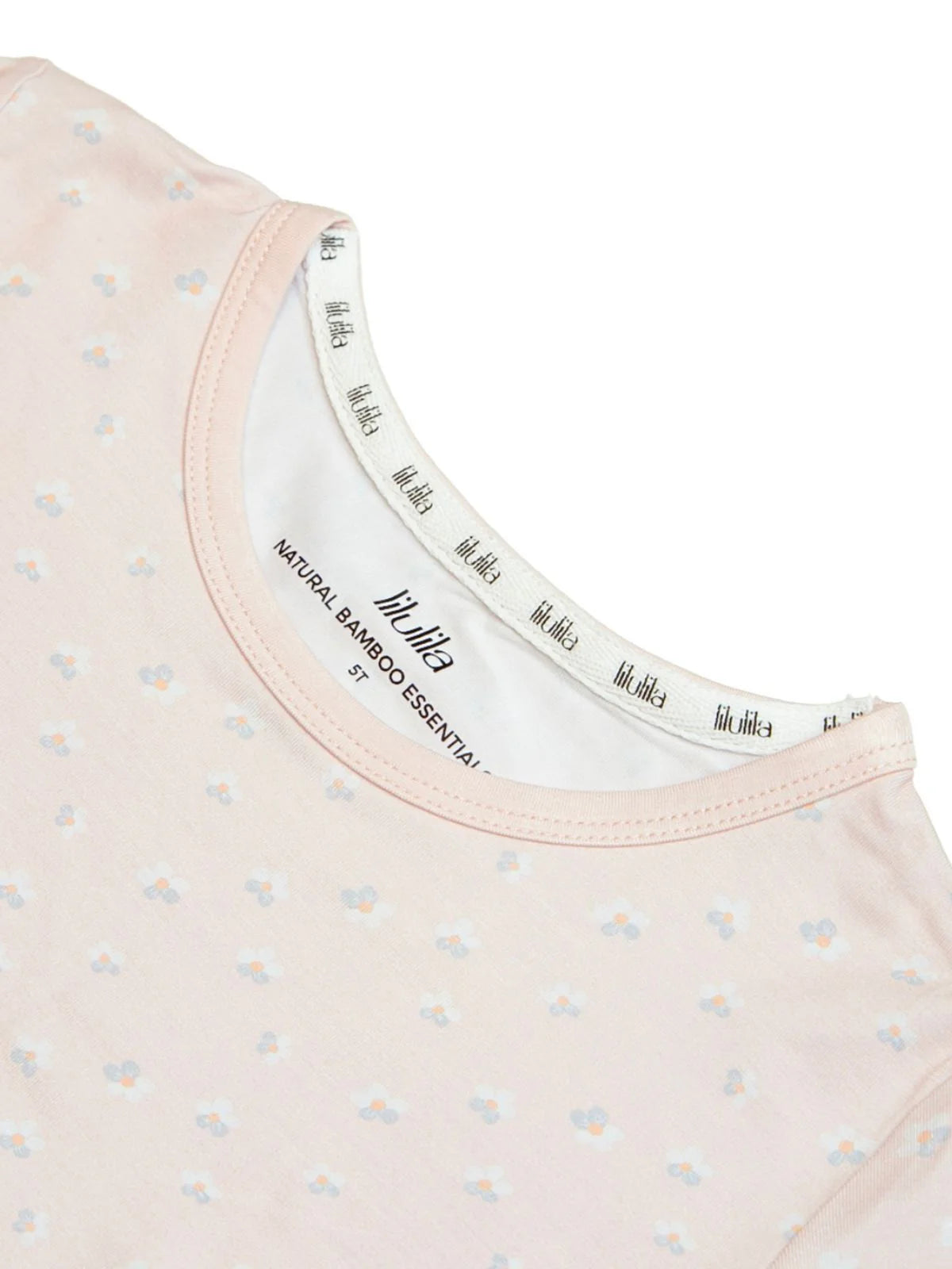 Detailansicht des Halsausschnitts vom Coral Flower Bambus-Pyjama von Lilulila, mit feinem Print.