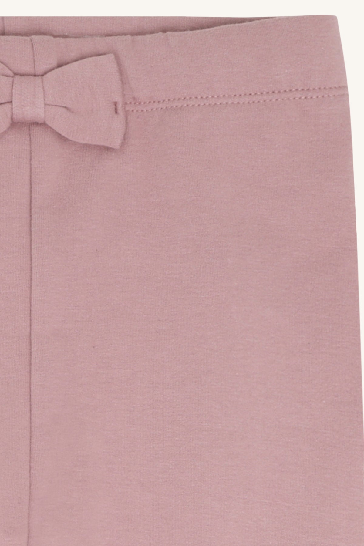 schleife-detail.jpg Detail der Lisa gefütterten Leggings in Rose mit Schleife am Bund
