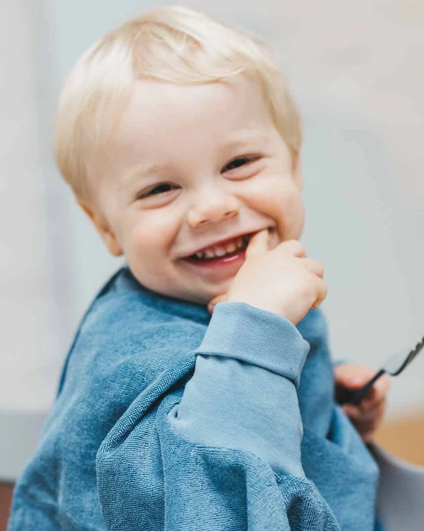 Little Casimir „Boo“ Lätzchen blau mit Ärmeln – wasserdicht, OEKO-TEX Baumwolle, atmungsaktiv & waschbar. Perfekt für Babys & Kleinkinder in der Schweiz.