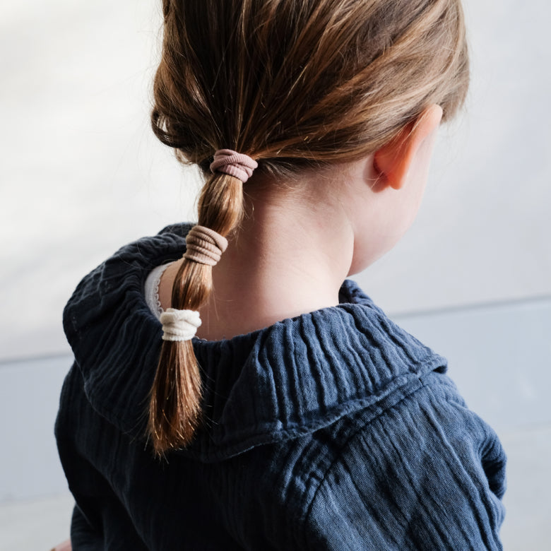 Mädchen mit Toweling Mini-Scrunchies, weiche Haargummis aus Frottee, Mimi & Lula, erhältlich im Bärechind Winterthur, Zürich Schweiz.