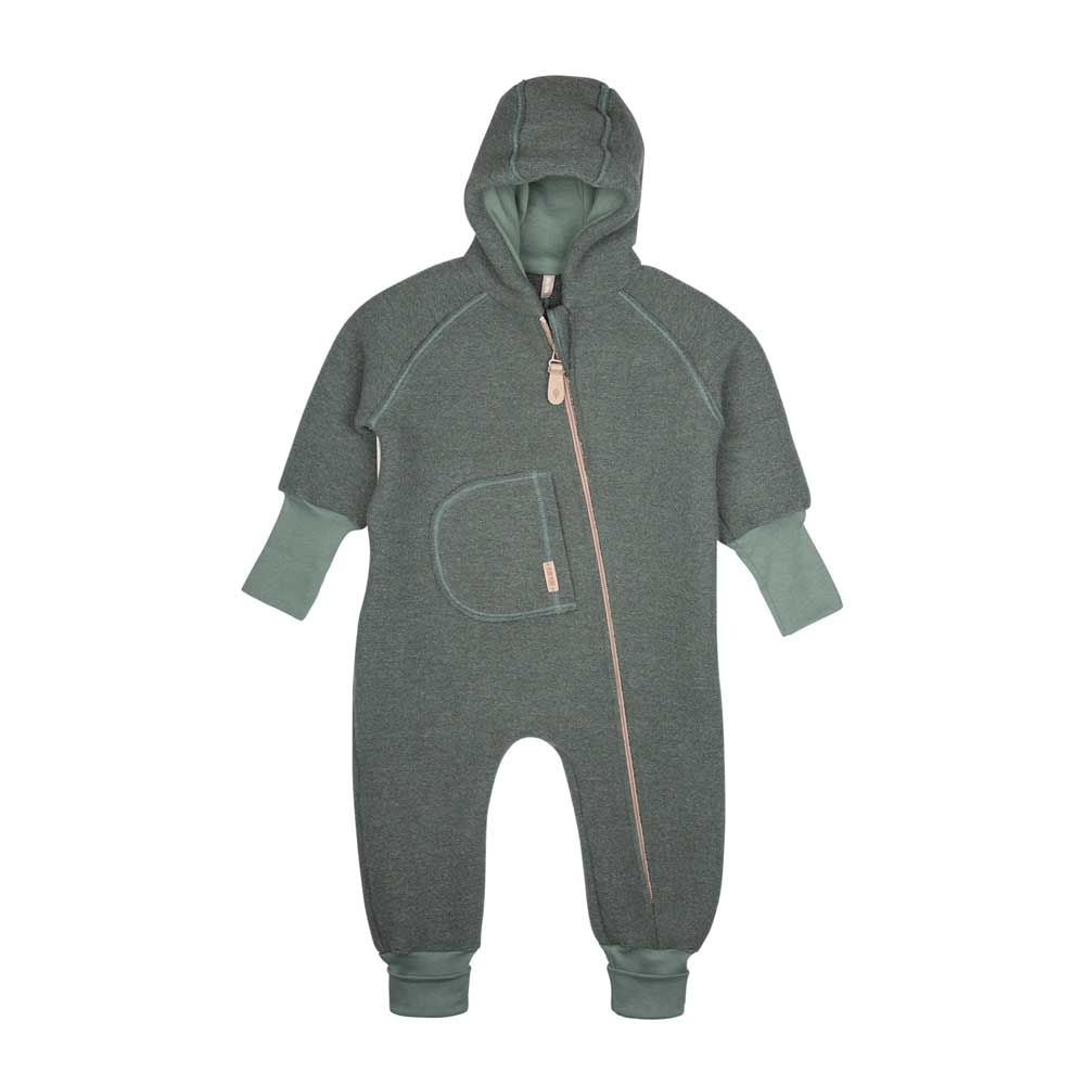 Mini Overall aus Wollwalk in Salbei, frontal fotografiert. Pure Pure by Bauer, Bärechind Winterthur Zürich Schweiz.