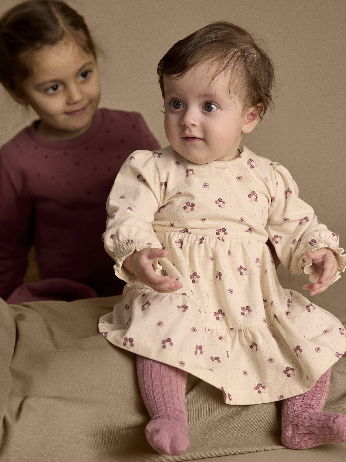 Kinder tragen Minymo Bodykleid mit Blumenprint in Pink Tint