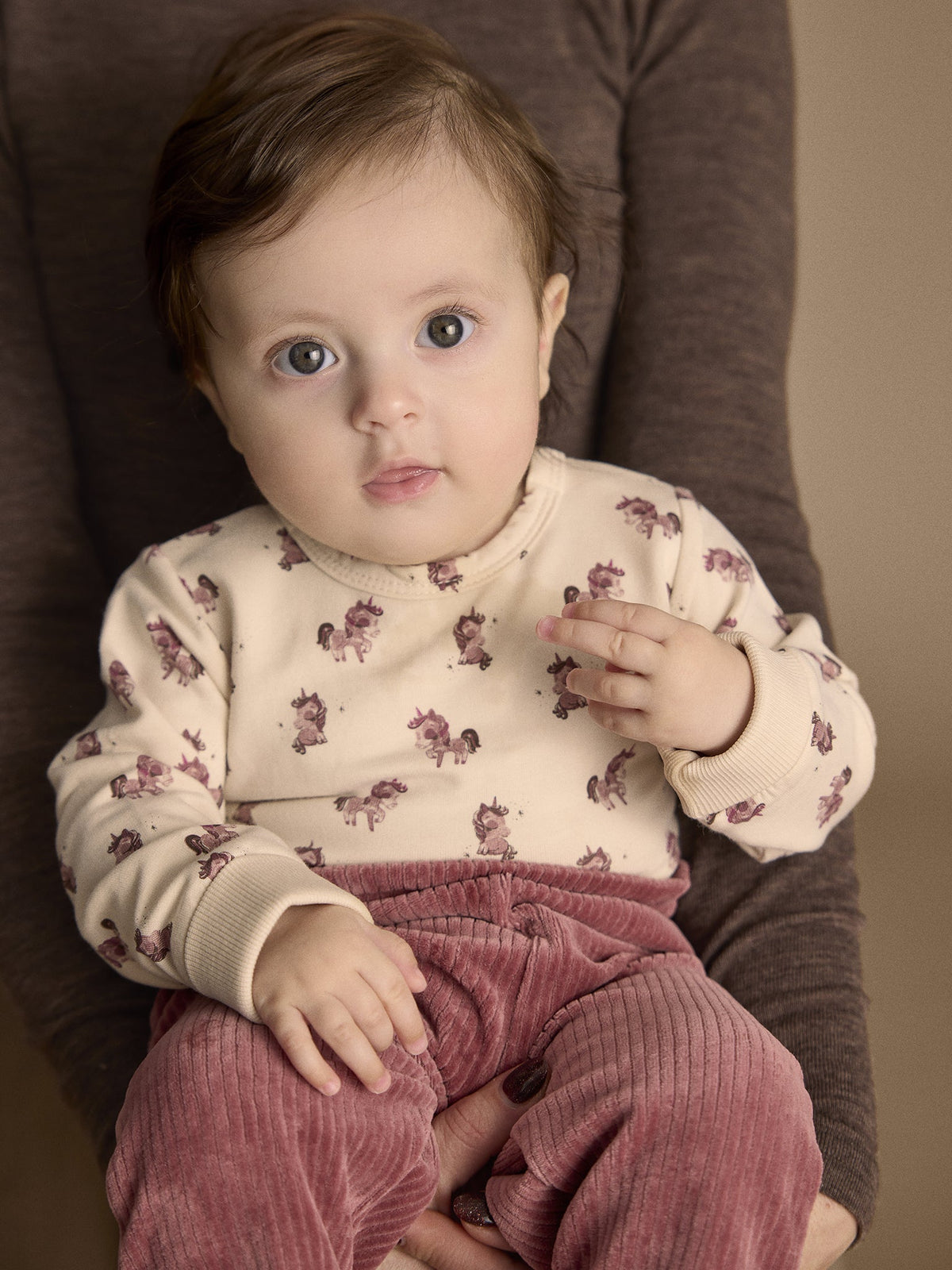 Baby trägt Minymo Cordhose in Nostalgia Rose