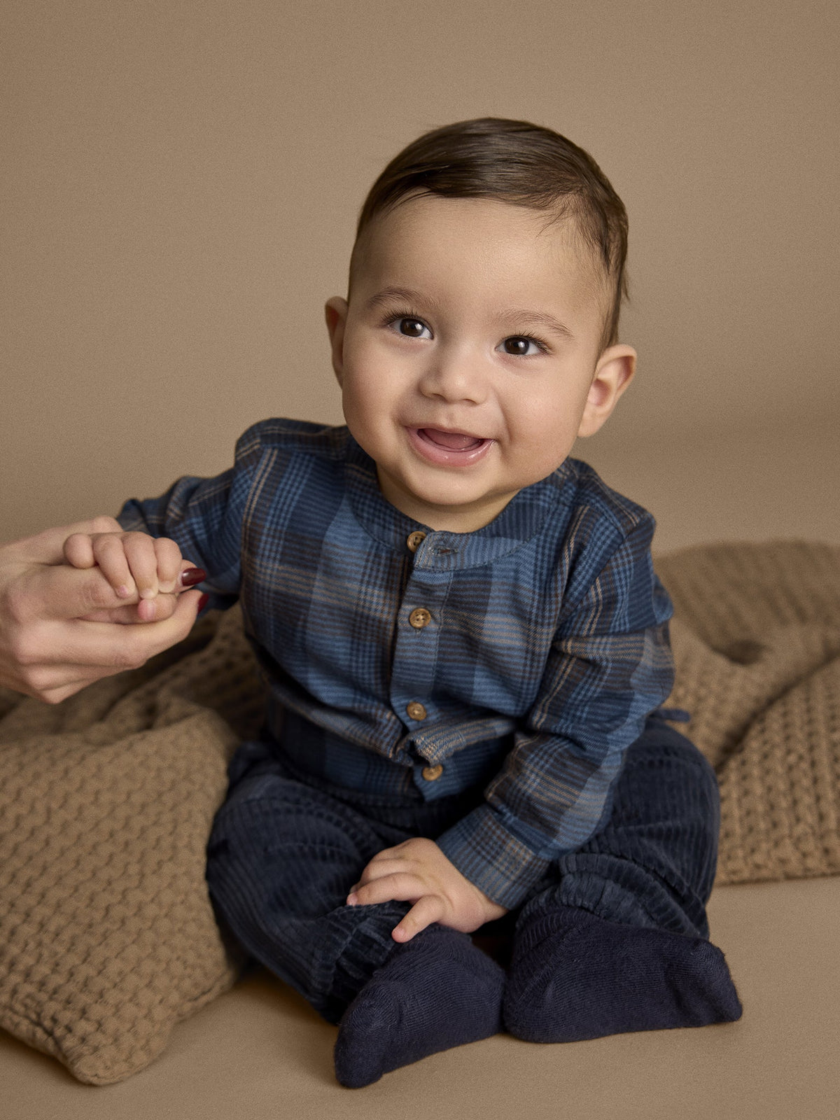 Baby trägt Minymo Cordvelourhose in Midnight Navy