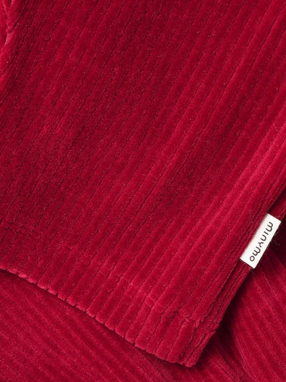 Nahaufnahme Cordvelours und Etikett Minymo Cordhose Rio Red