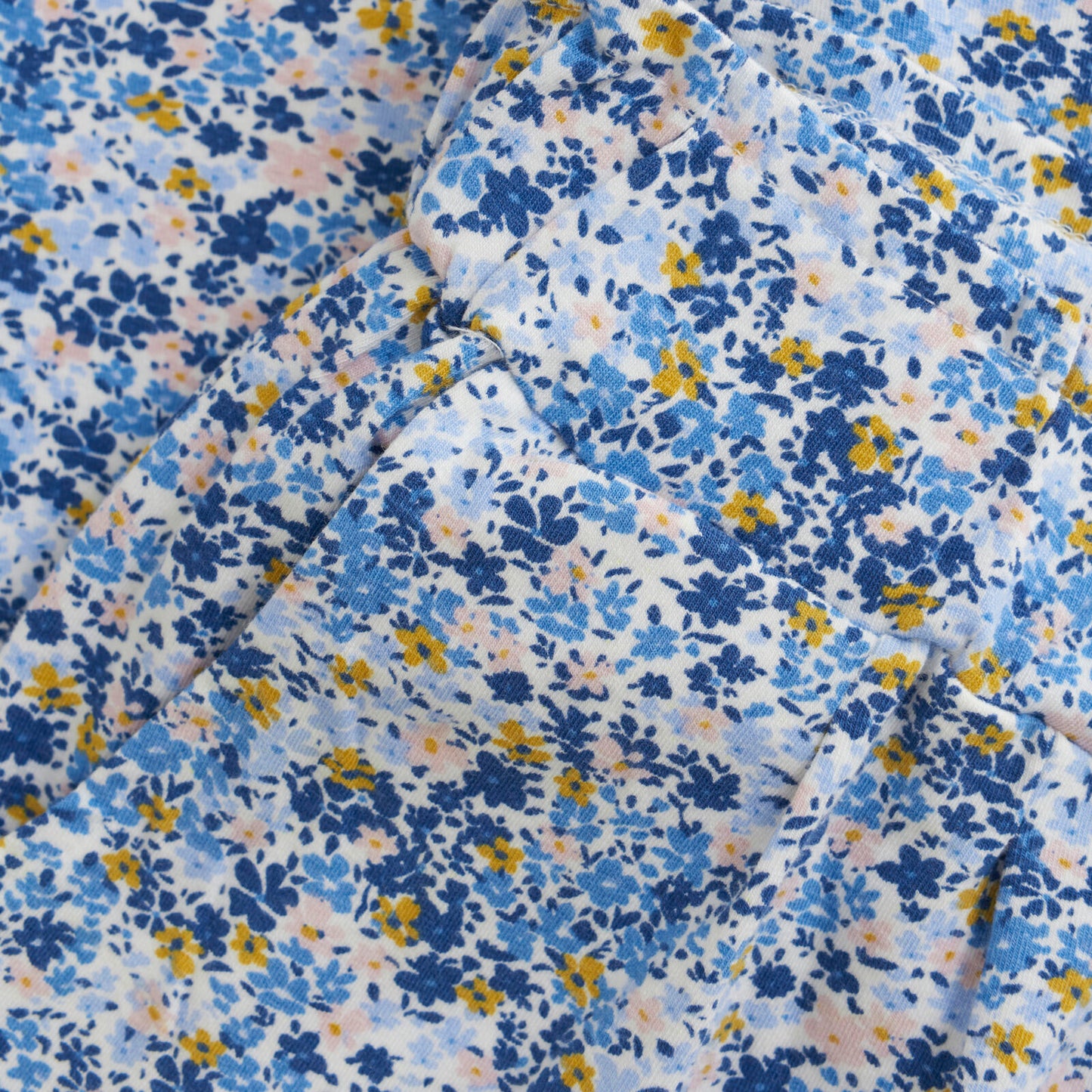 Detailaufnahme der Minymo Hose True Blue mit floralem Muster. Perfekt für stilbewusste Kinder in Winterthur, Zürich, Schweiz.