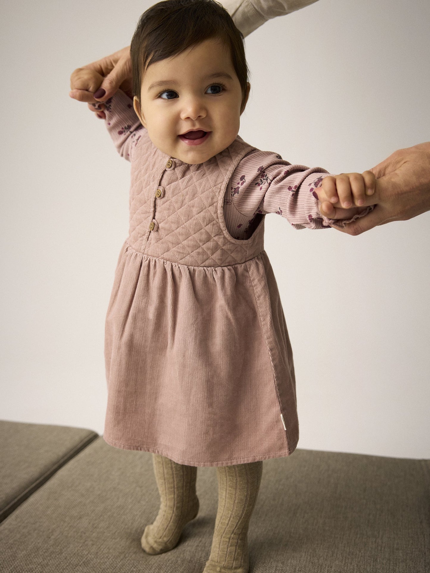 Baby trägt Minymo Rippbody in Fawn