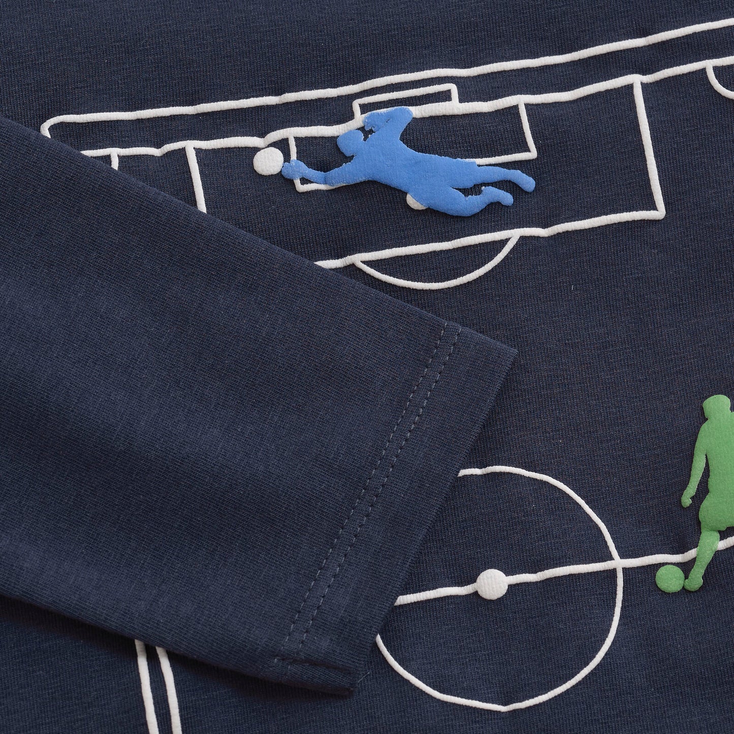 Detailaufnahme des Fussball-Prints auf dem Minymo Langarmshirt Blue Nights. Ein Must-have für sportliche Kinder in Winterthur, Zürich, Schweiz.