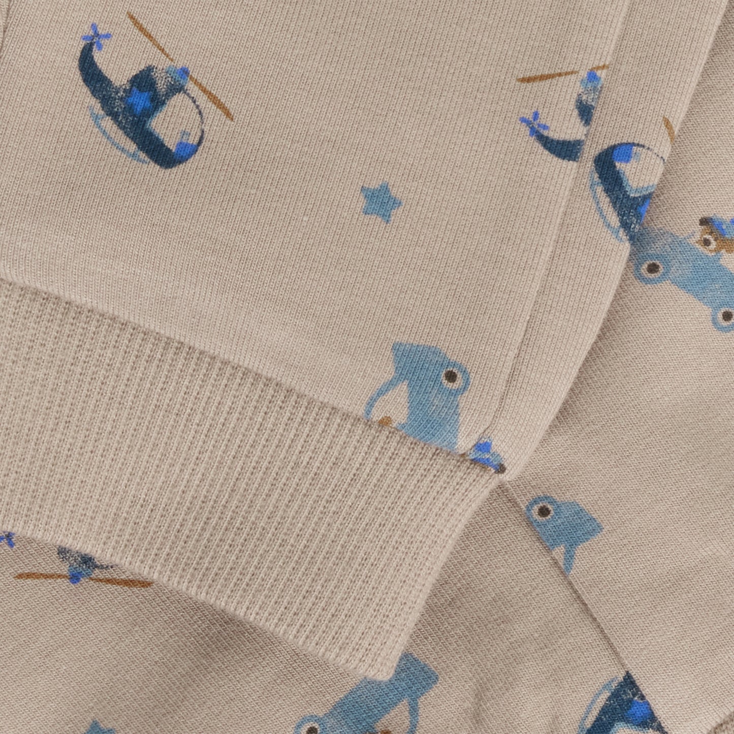 Detailaufnahme des Fahrzeugprints der Minymo Sweathose bei Bärechind