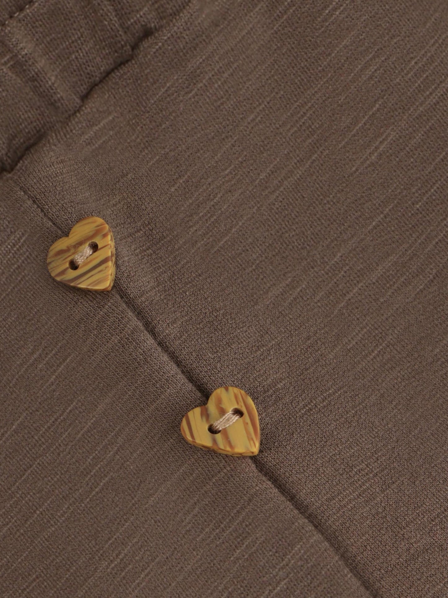 Baby trägt Minymo Sweathose in Chocolate Chip