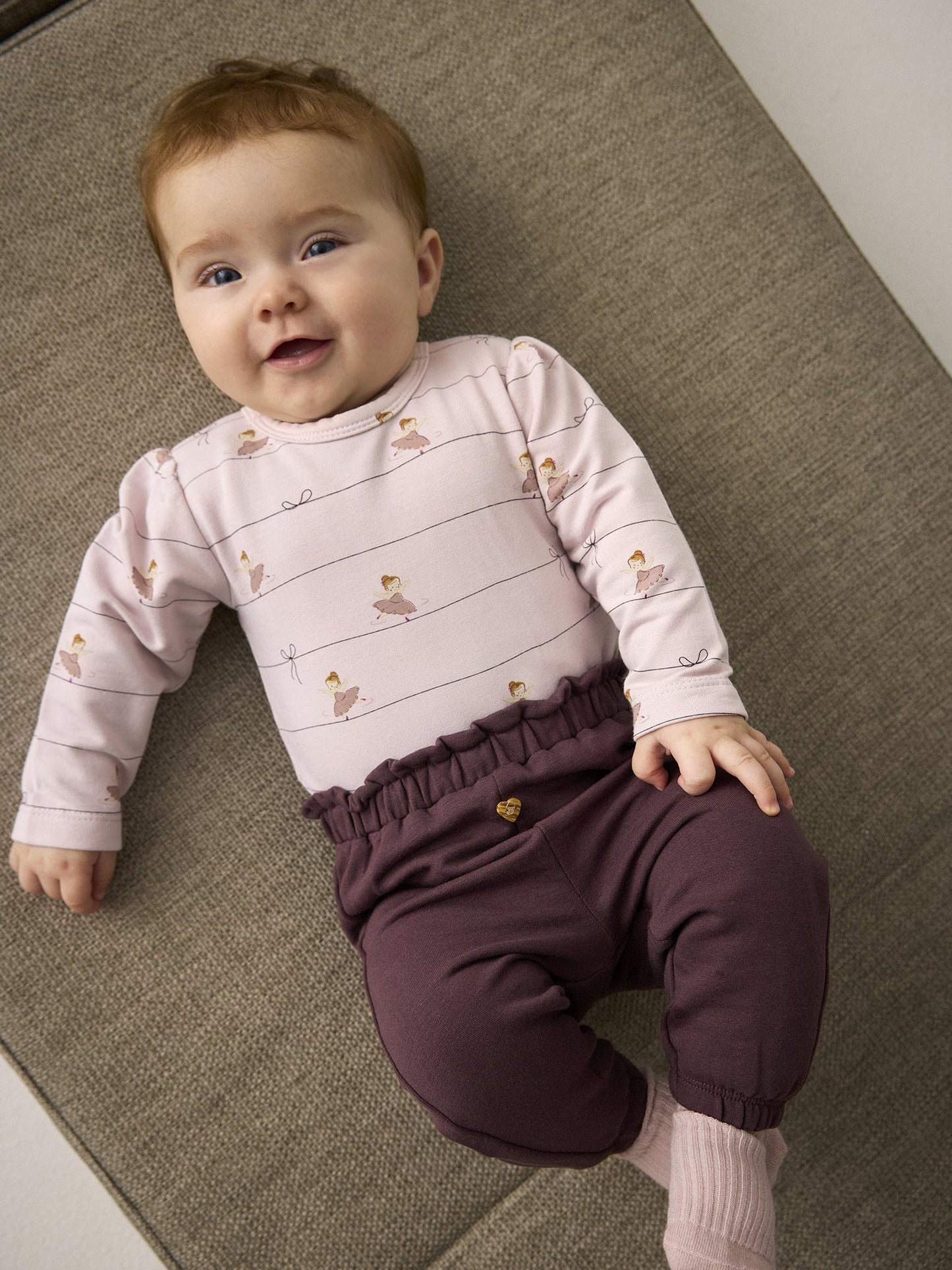 Baby trägt Minymo Sweathose in Huckleberry