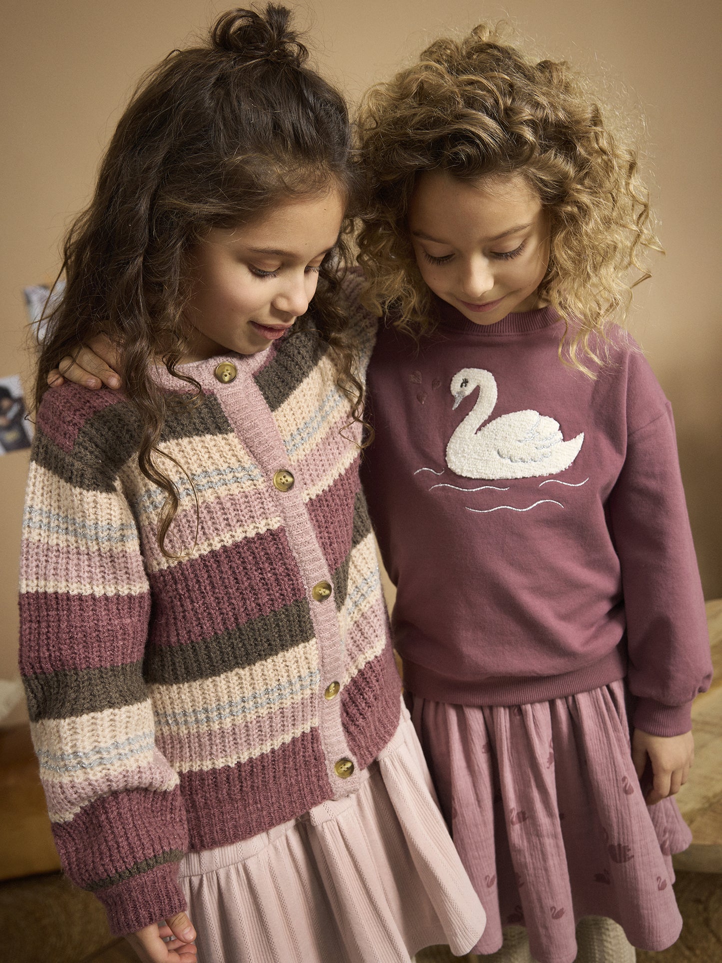Kind trägt das bordeauxfarbene MINYMO Sweatshirt – fair & nachhaltig bei Bärechind in Winterthur, Zürich, Schweiz.