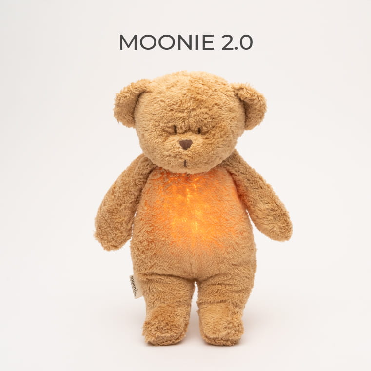 Moonie 2.0 Bär in Cappuccino – Kuscheltier mit Nachtlicht, Naturklängen und Schrei-Detektor zur sanften Einschlafhilfe für Babys. Jetzt erhältlich in Winterthur, Zürich, Schweiz.