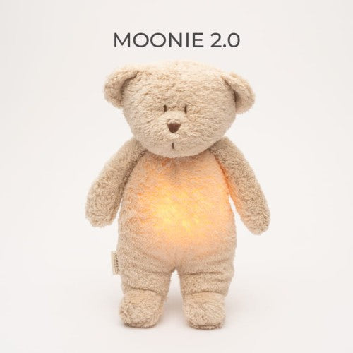 Moonie 2.0 Bär Einschlafhilfe in Sand – Kuscheltier aus Bio-Baumwolle mit natürlichen Klängen, Nachtlicht und Schrei-Detektor. Jetzt erhältlich in Winterthur, Zürich, Schweiz.