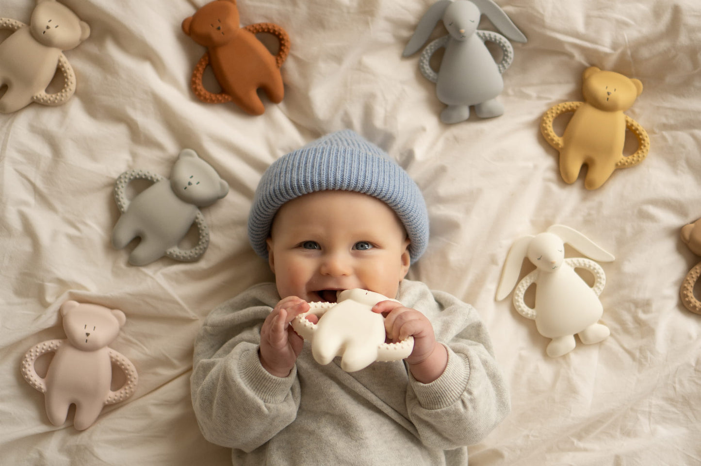 Moonie Beissring aus Naturkautschuk in der praktischen Anwendung mit Baby – sanfte Zahnungshilfe aus natürlichen Materialien. Jetzt in Winterthur, Zürich, Schweiz verfügbar.