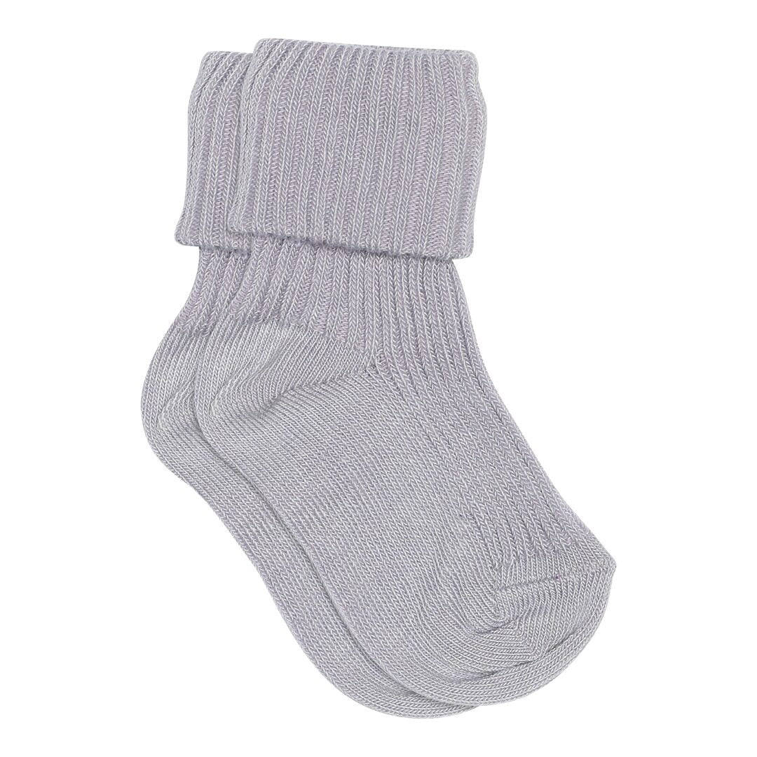 MP Kids Babysocken aus gerippter Baumwolle in der Farbe Lavender Sky mit weichem Umschlagbund. Perfekt für zarte Babyfüße und hohen Tragekomfort.