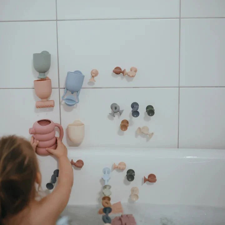 Kind spielt mit Mushie Pour & Play Bath Set – nachhaltiges Badespielzeug im Bärechind, Winterthur, Zürich Schweiz.