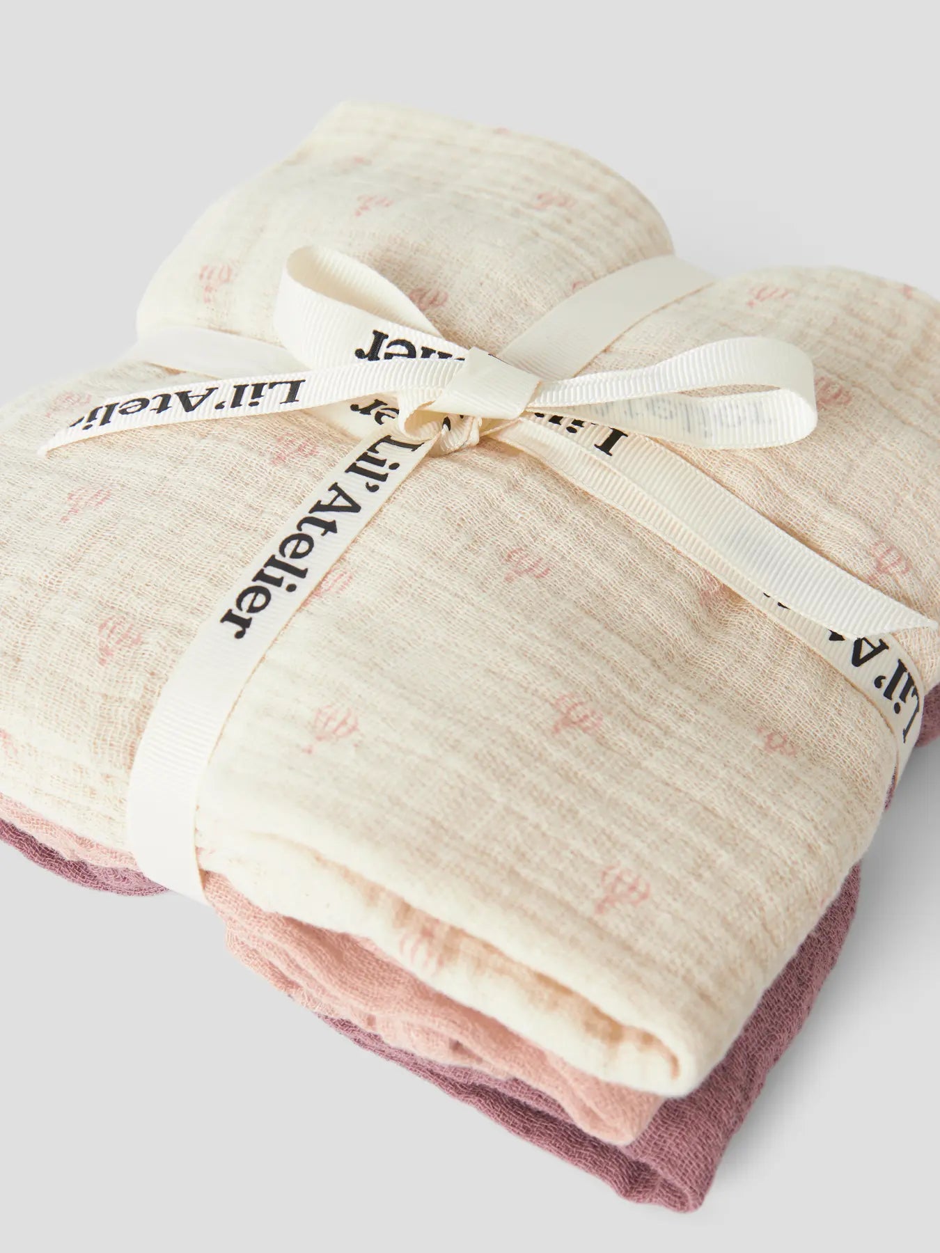 3er-Set Musselin-Tücher in Rosa von LIL'ATELIER, gebunden mit Schleife – erhältlich bei Bärechind in Winterthur, Zürich, Schweiz.