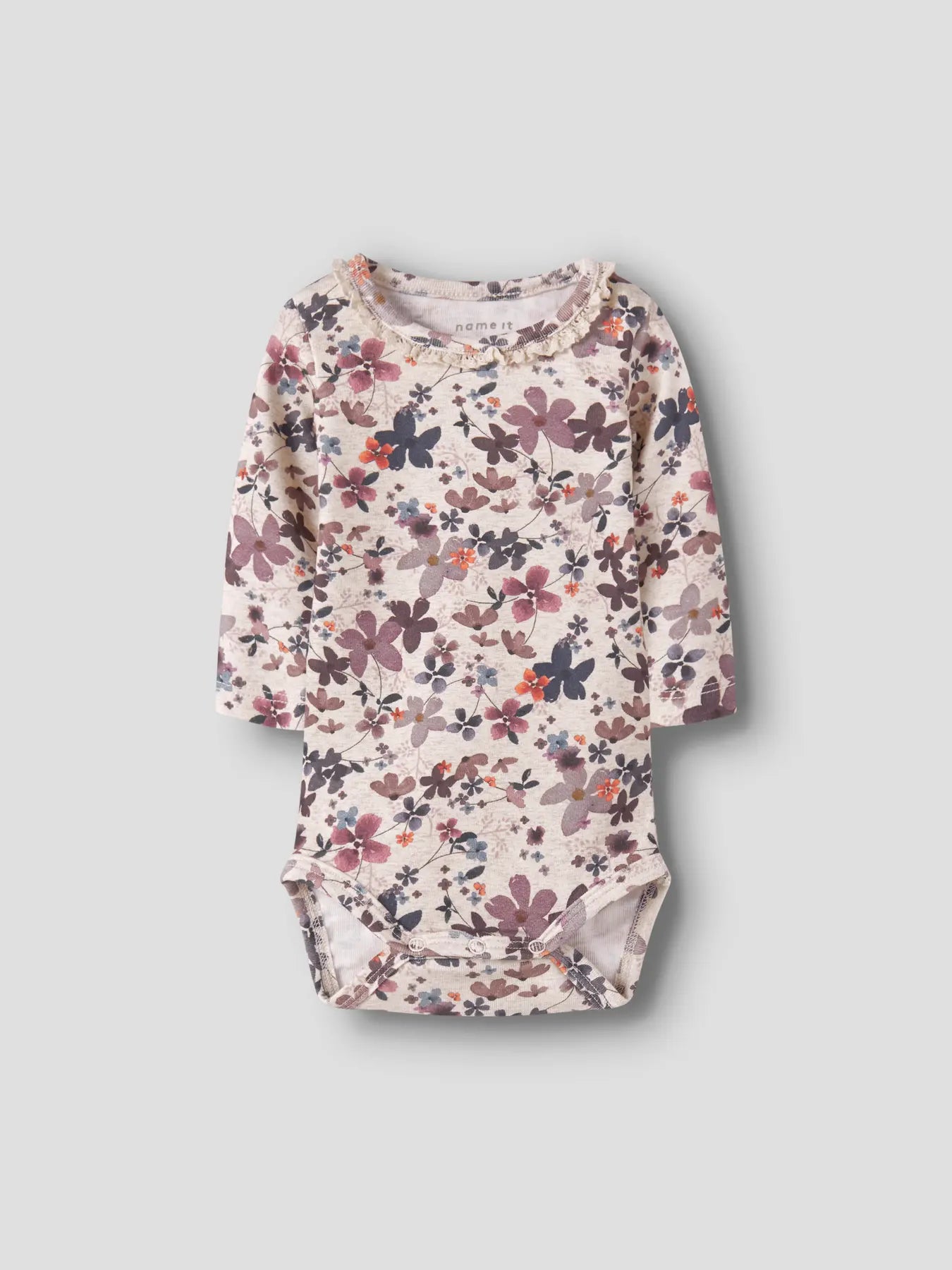 Vorderseite des naturfarbenen NAME IT Babybodys mit Bio-Baumwolle und Blumenmuster – erhältlich bei Bärechind in Winterthur, Zürich, Schweiz.