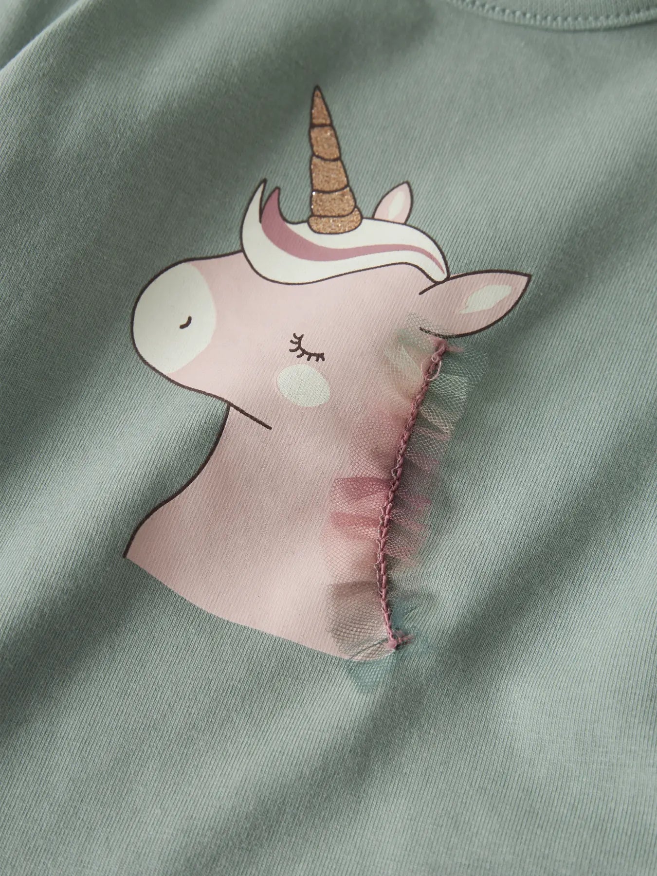 Detailaufnahme des Einhornmotivs auf dem NAME IT Langarmshirt, erhältlich im Bärechind.