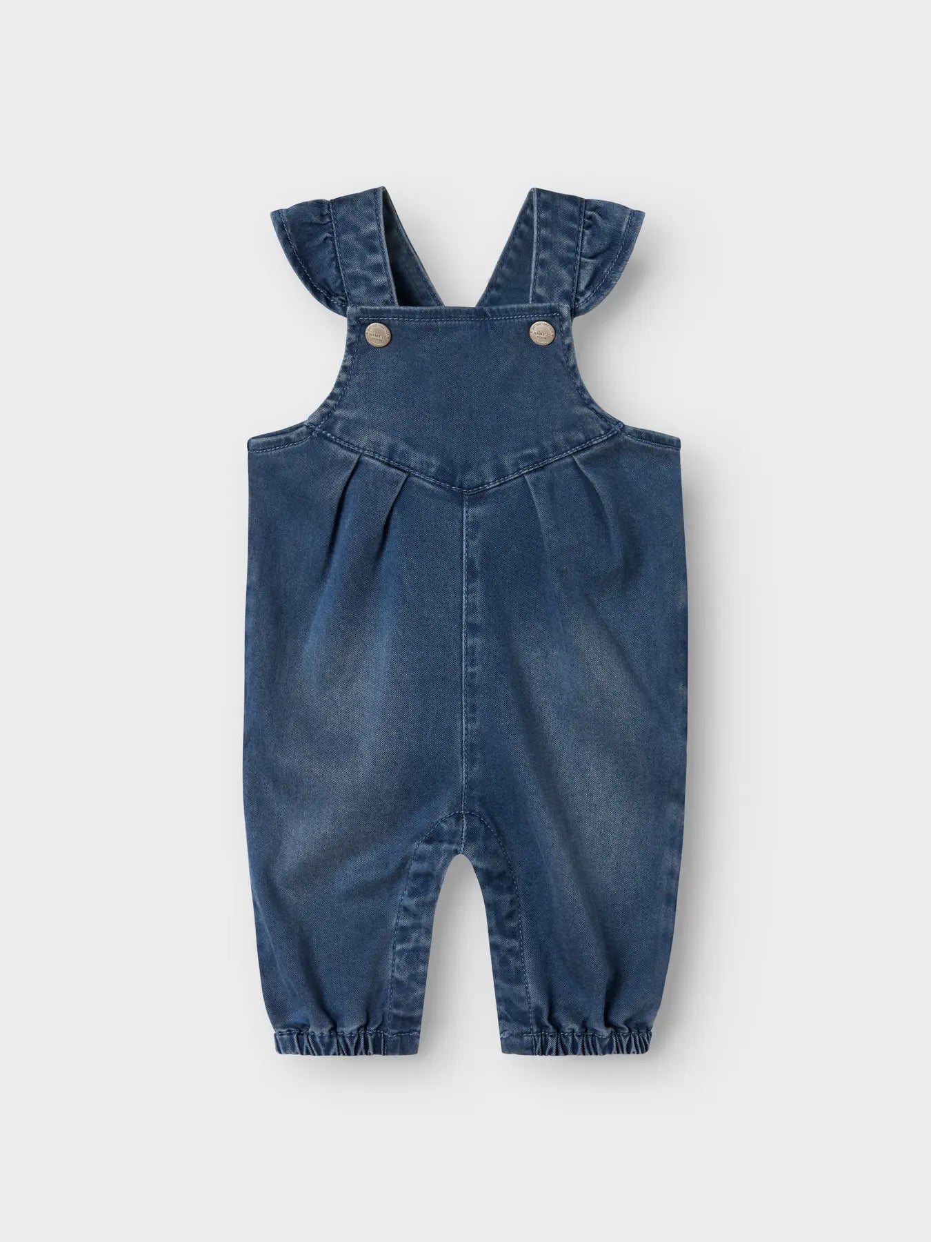 Flachliegende NAME IT Baby Latzhose aus TENCEL™, jeansblau – erhältlich bei Bärechind in Winterthur, Zürich, Schweiz.