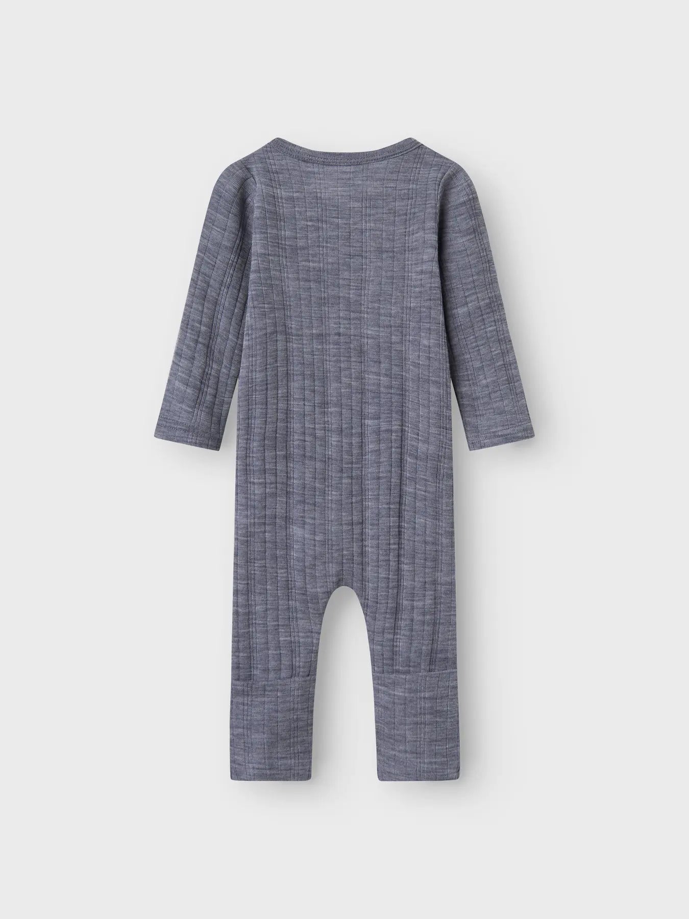 Rückansicht des blauen Merino-Schlafanzugs von Name It – ideal für Babys in Winterthur.