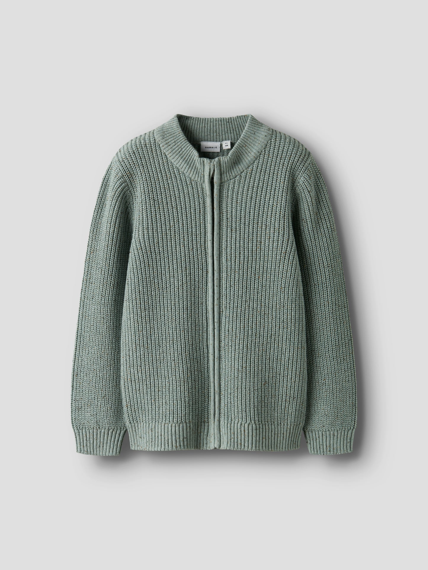 Vorderansicht vom NAME IT Strickpullover aus Bio-Baumwolle, grün meliert, Bärechind Winterthur, Zürich Schweiz.