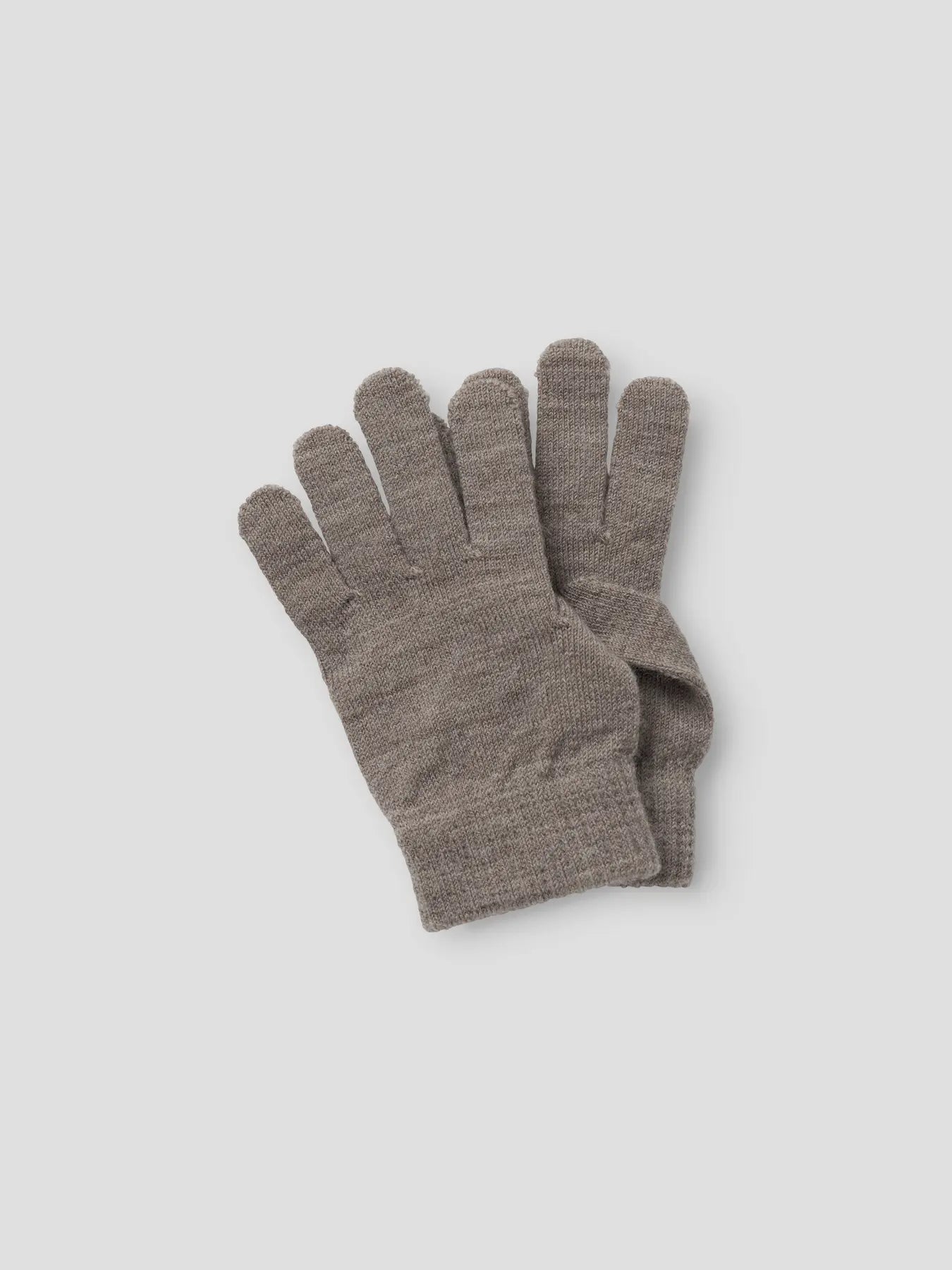 Paar braune Kinderhandschuhe aus Wollstrick, leicht überlappend.