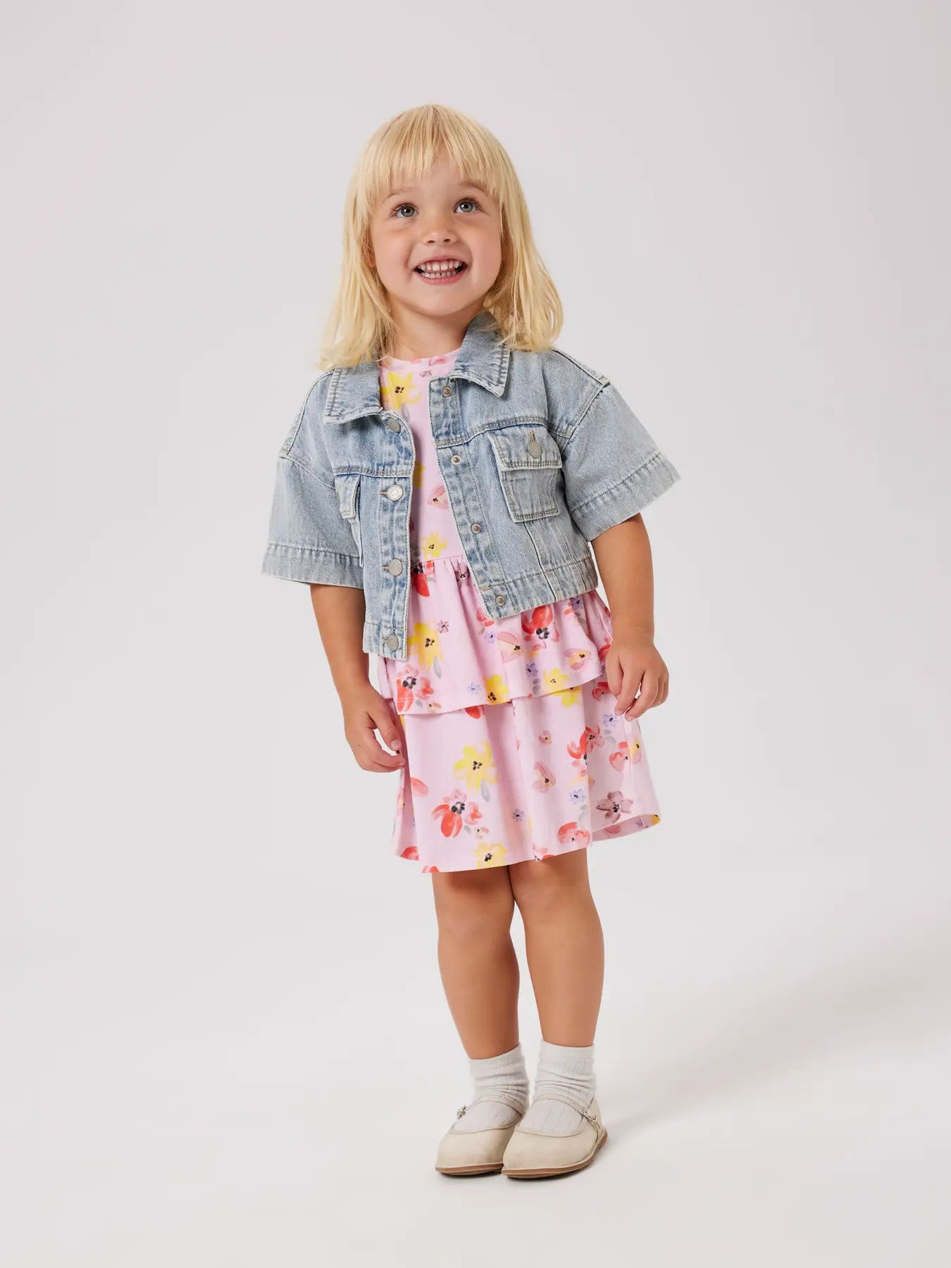 Mädchen trägt rosa Name It Kleid mit floralem Muster – Sommerkleidung von Bärechind Winterthur Zürich Schweiz