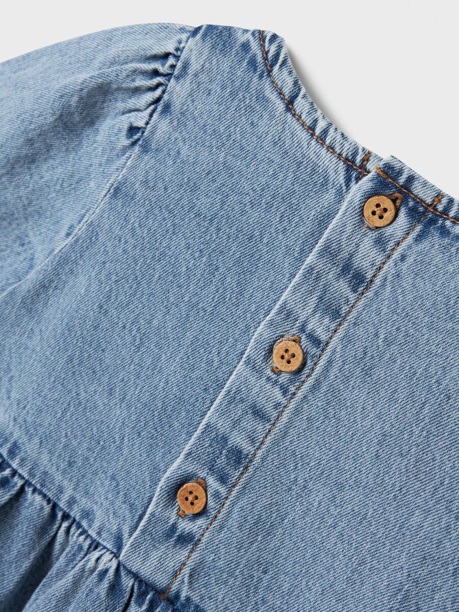 Detailansicht Knopfverschluss mit Schlaufe – name it Jeanskleid für Kinder, Rückseite