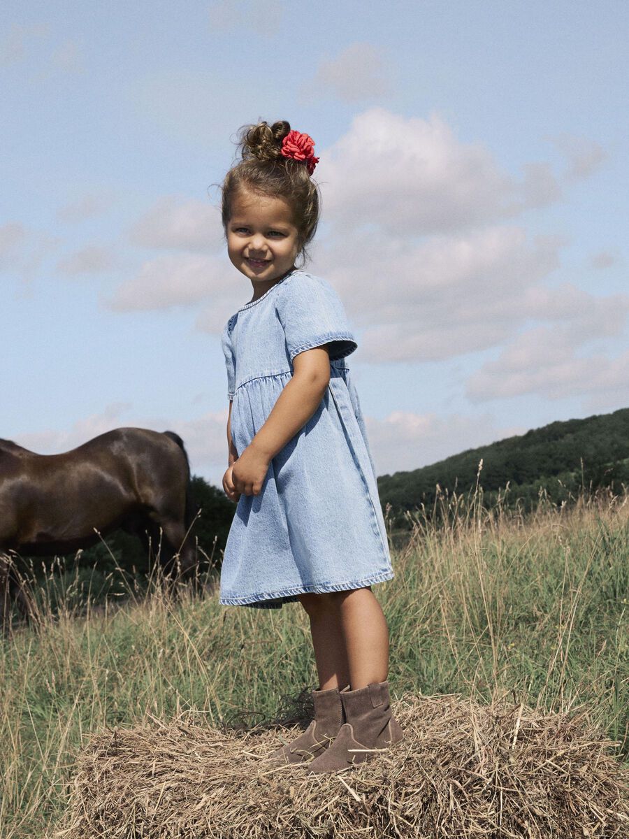 Kind trägt name it Denim Kleid – luftiges Jeanskleid mit kurzen Ärmeln, erhältlich bei Bärechind in Winterthur