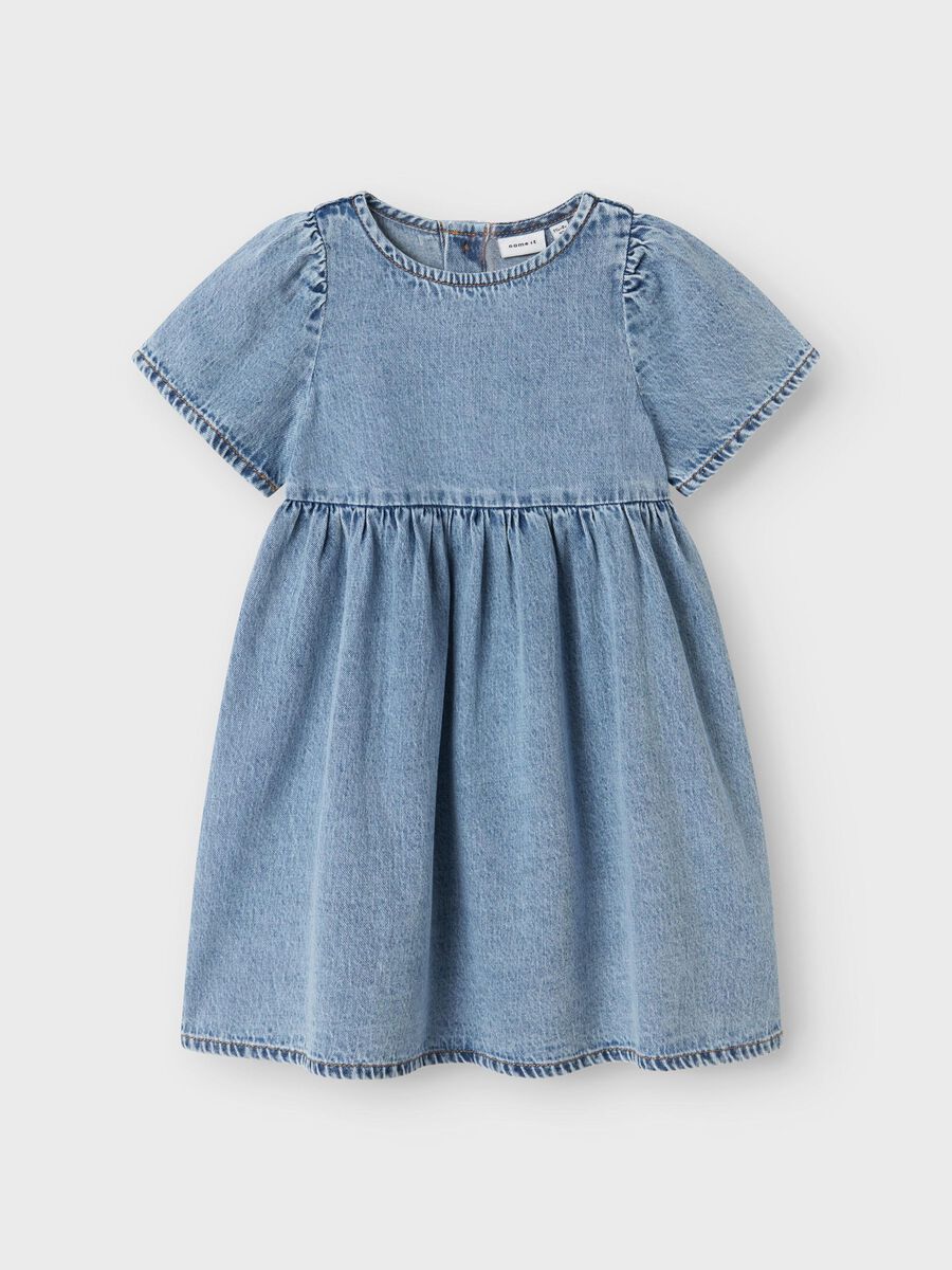 Denim Kleid von Name It mit U-Ausschnitt und Faltenrock – Vorderansicht, Kinderkleidung aus Jeansstoff