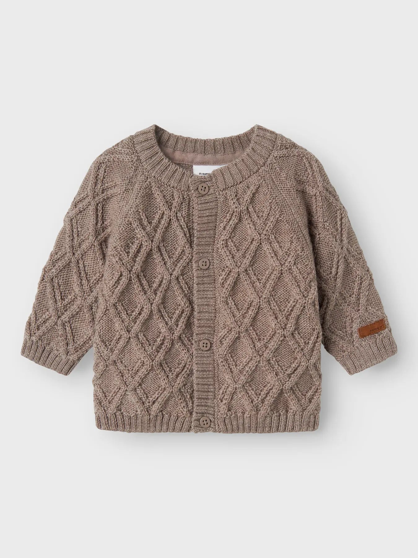 Eine braune Merino Strickjacke von Name It mit Rautenmuster und Knöpfen, fotografiert in Winterthur.