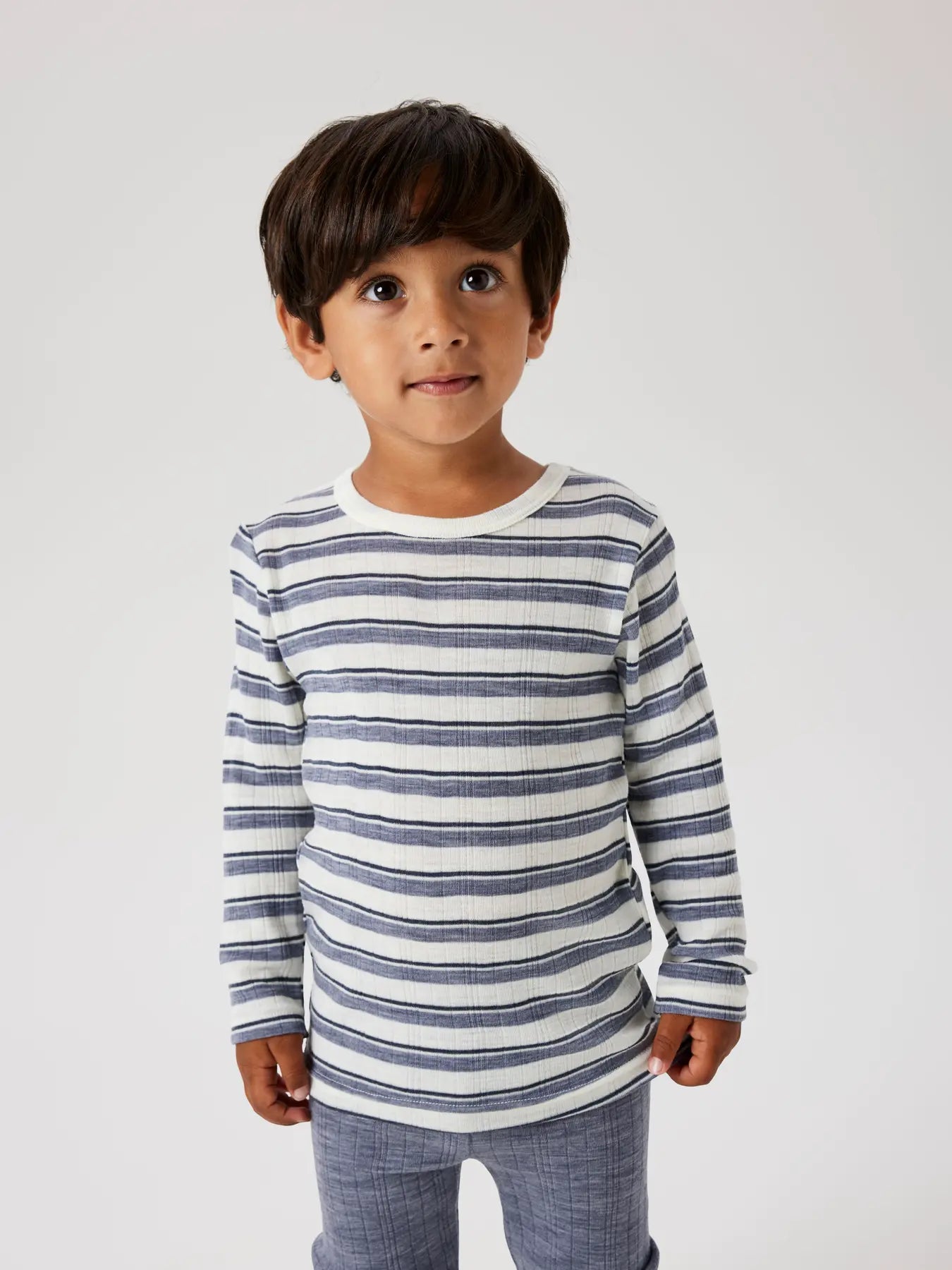 Name It Kinder-Langarmshirt aus Wolle im Bärechind in Winterthur erhältlich.