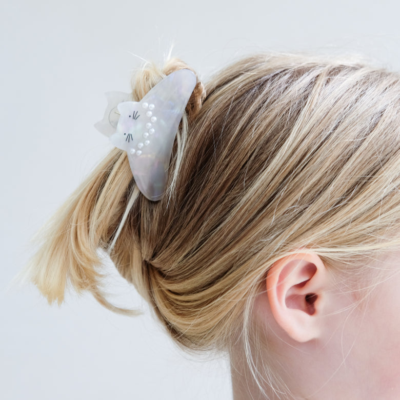 Mädchen trägt Mimi & Lula Pearly Kitty Claw Clip mit Katzen-Design im Haar, Bärechind.
