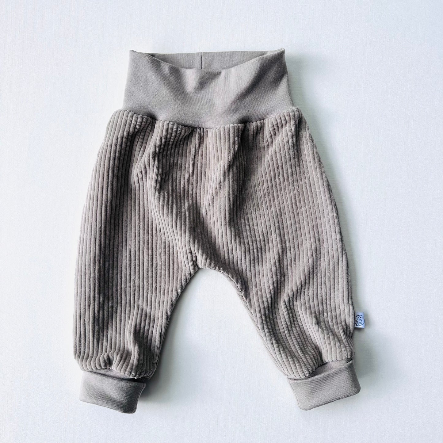 Pumphose Cordnicky in Steingrau aus Bio-Baumwolle, handgefertigt im Bärechind in Winterthur, Zürich Schweiz.