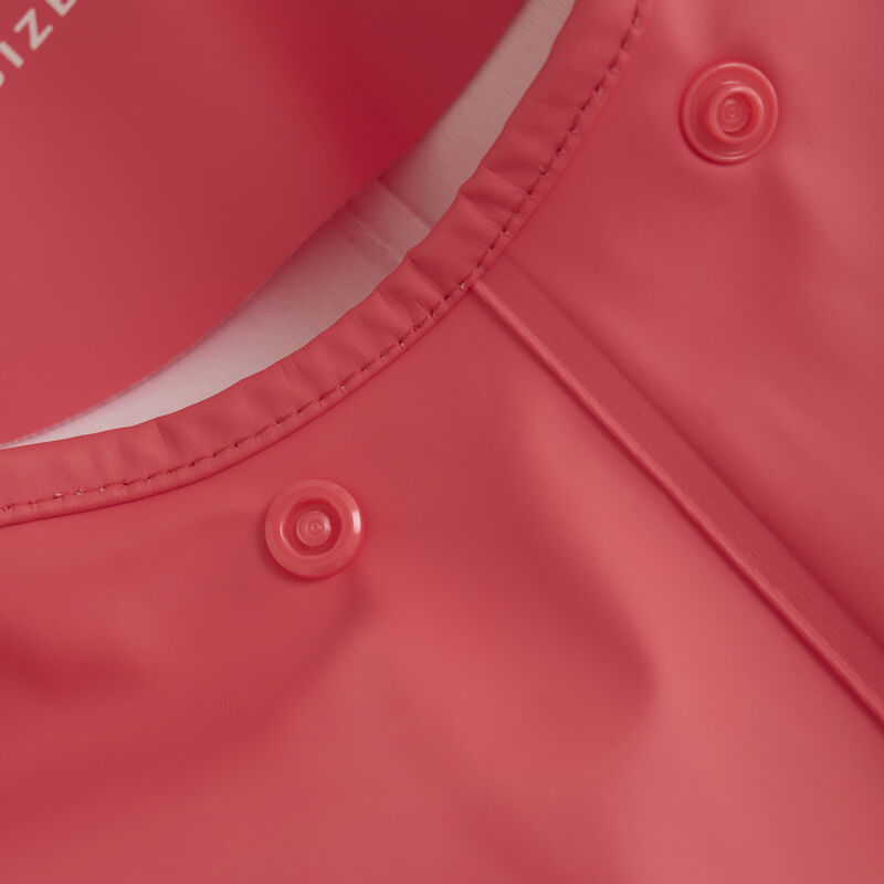 Detailaufnahme der verstellbaren Träger aus recyceltem Material an der Kinderregenhose – lokal erhältlich bei Bärechind in Winterthur, Zürich, Schweiz