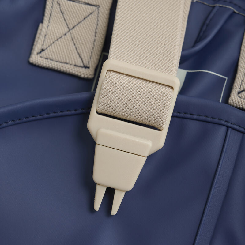 Detailaufnahme der verstellbaren Träger aus recyceltem Material an der Kinderregenhose – lokal erhältlich bei Bärechind in Winterthur, Zürich, Schweiz.