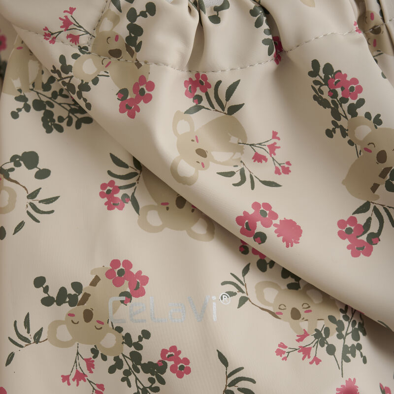 Nahaufnahme der Jacke mit floralem Muster aus dem „Regenset – Koalabär“ von CeLaVi, mit Reissverschluss und Kapuze.