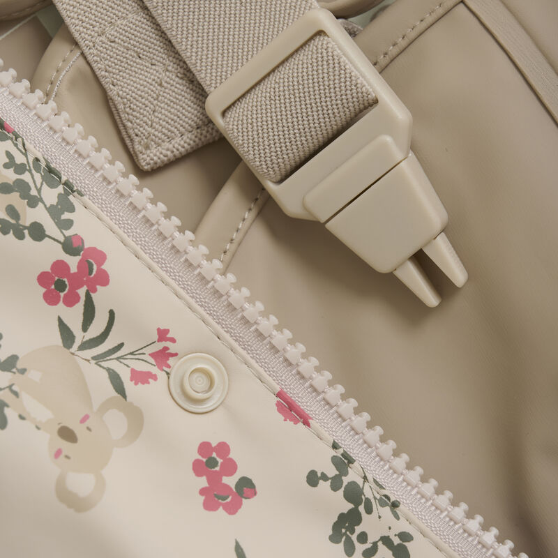 Nahaufnahme der verstellbaren Träger der Regenhose aus dem „Regenset – Koalabär“ von CeLaVi, beige und robust.