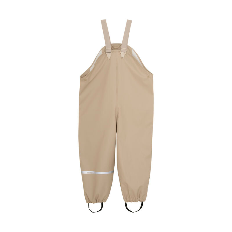 Detailansicht der beigen Regenhose aus dem „Regenset – Koalabär“ von CeLaVi mit elastischen Fussriemen.