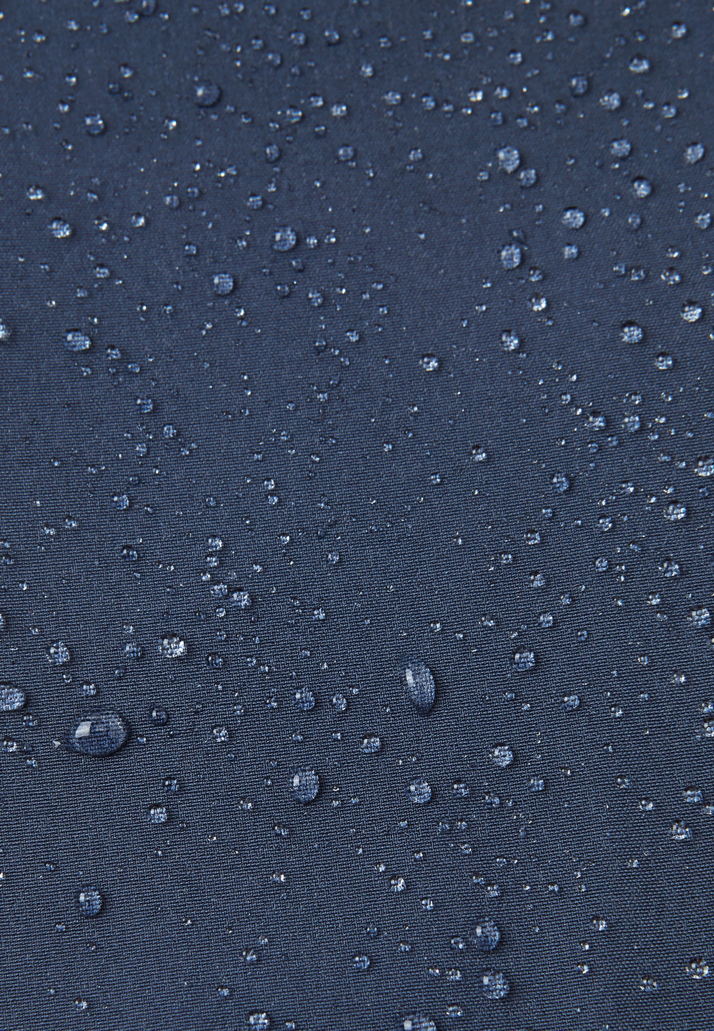 Detailaufnahme wasserabweisendes Softshell-Material Reima Oikotie Navy