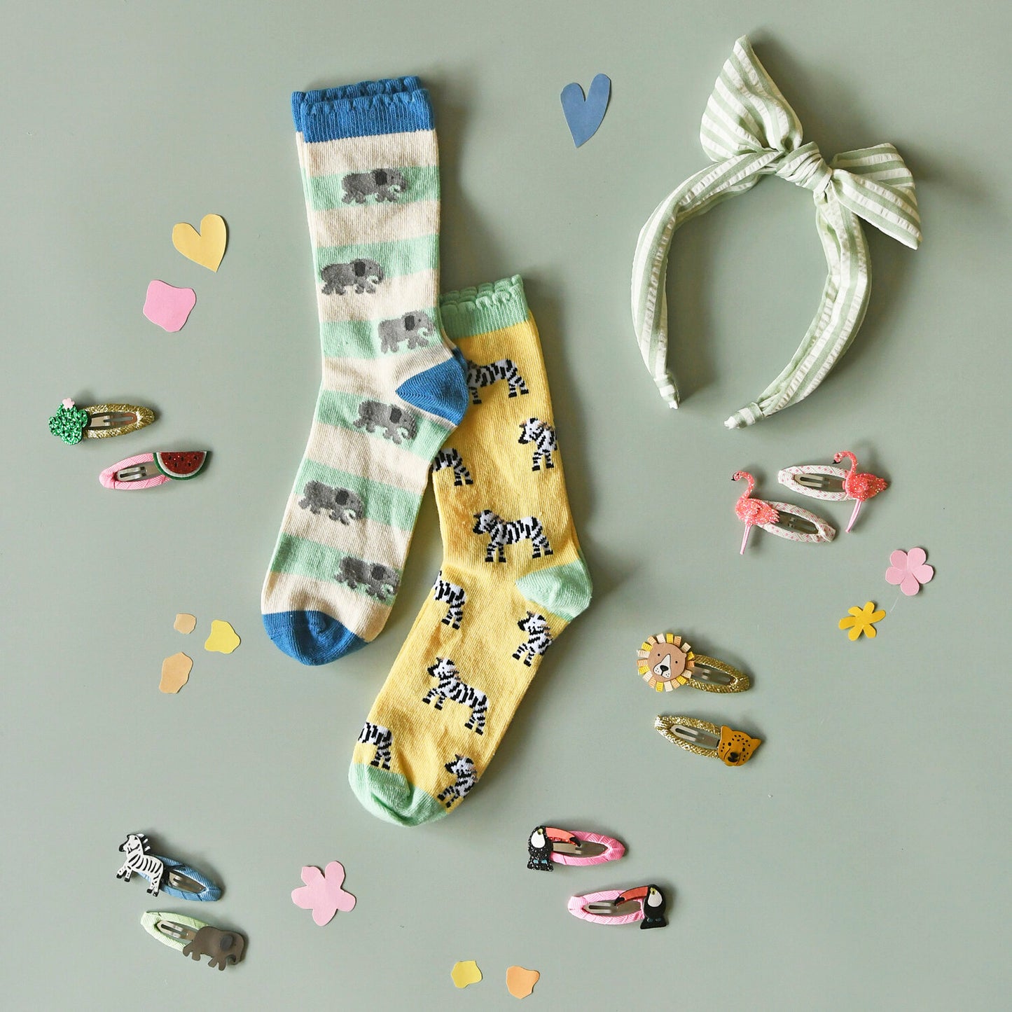 Rockahula Haarspangen mit Löwen- und Gepard-Motiven, präsentiert neben anderen tierischen Designs