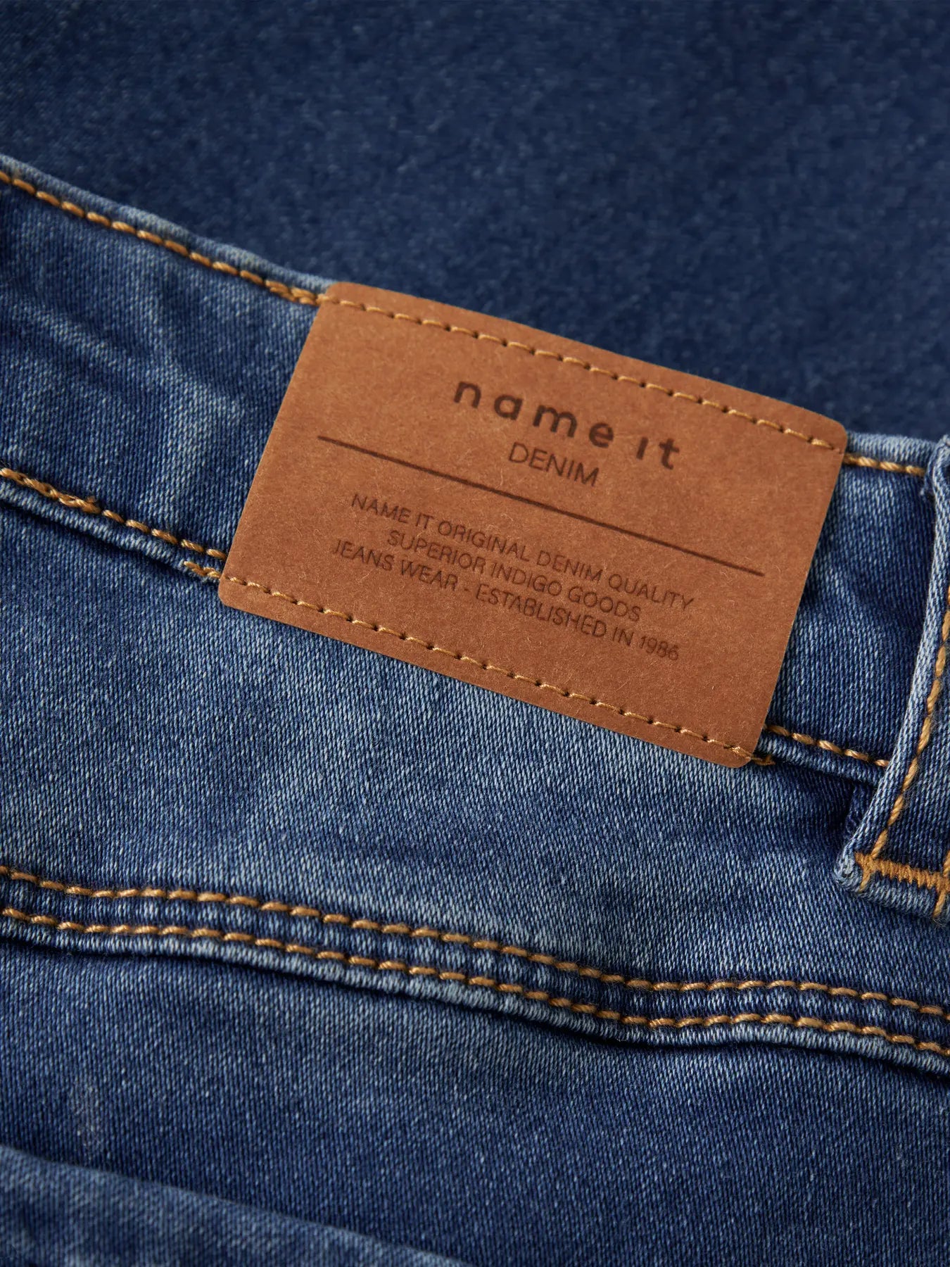 Rückseitiges Lederlabel einer dunkelblauen Bootcut Jeans mit Fleece-Innenseite, Bärechind Winterthur Zürich Schweiz