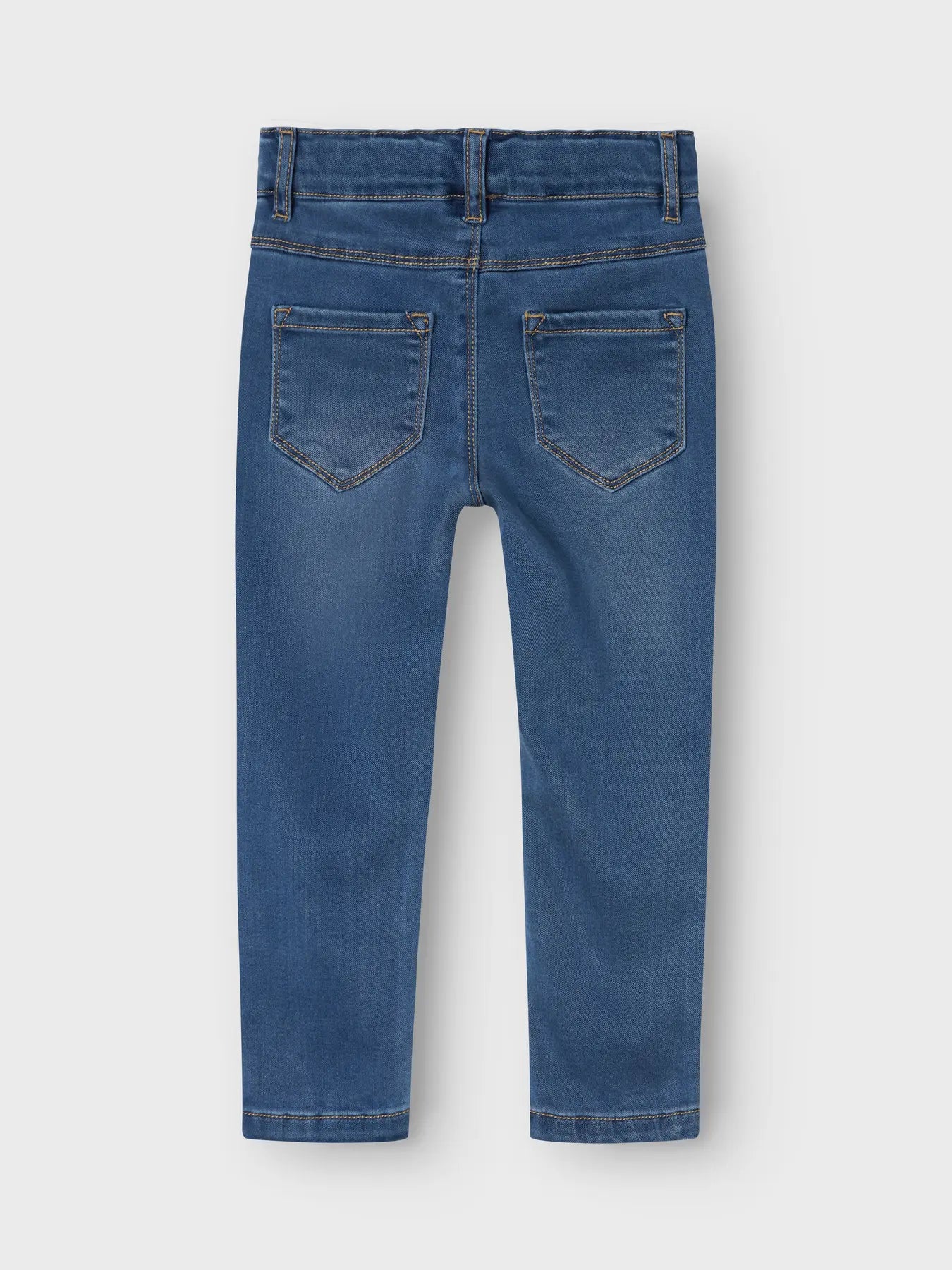 Rückansicht der Tensil Slim Jeans mit klassischen Gesässtaschen