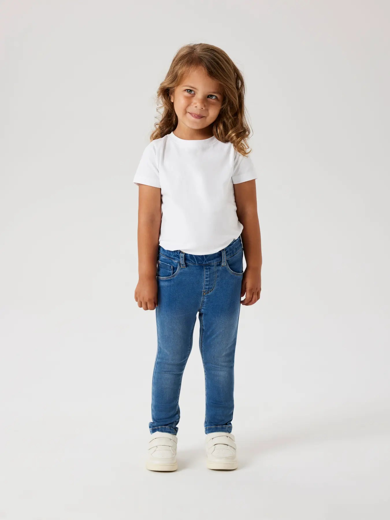 Mädchen trägt Tensil Slim Jeans von name it – alltagstauglich & stylisch